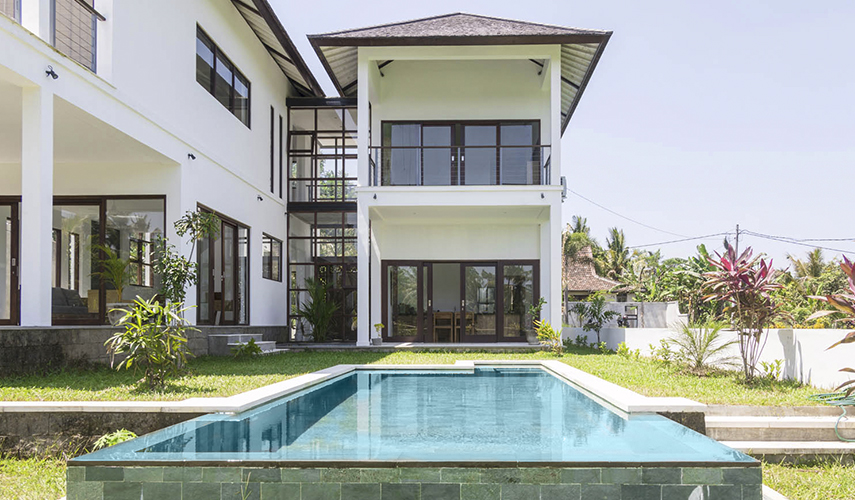 Grande villa à étages, au milieu des rizières